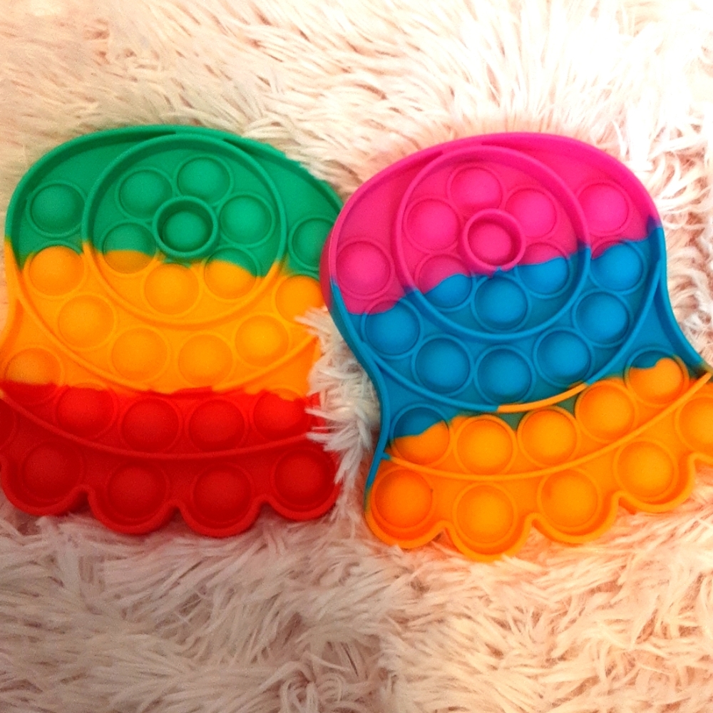 2 colorful octopus pop its🐙